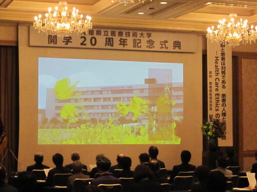 写真:学歌斉唱