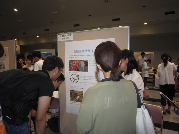 第8回大学図書館学生協働交流シンポジウムポスターセッションでの発表の写真