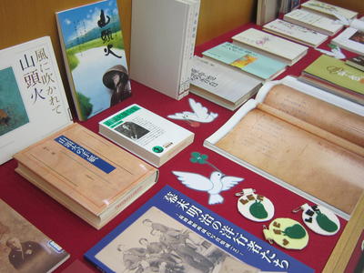 山口県立大学図書館との資料交換展示の写真